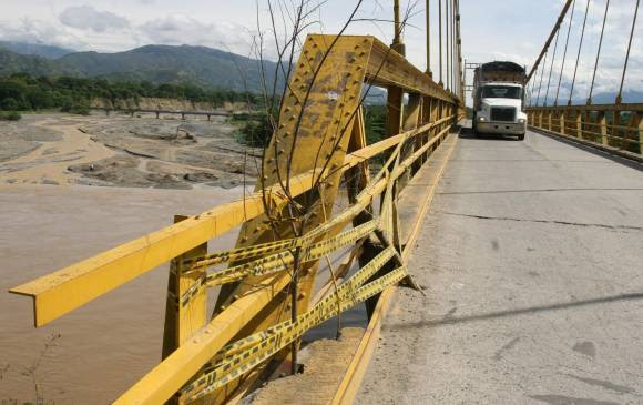 Puente Real, en Santa Fe de Antioquia sin buses ni camiones desde hoy Técnicos de Invías en labores de prevención encontraron fatiga en una viga que obligó a una rápida intervención. FOTO Archivo Técnicos de Invías en labores de prevención encontraron fatiga en una viga que obligó a una rápida intervención. FOTO Archivo